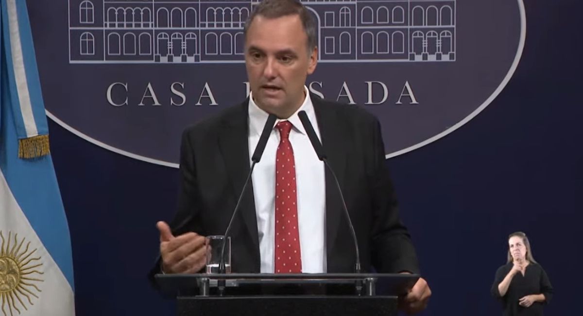 Más enfático que de costumbre, Adorni se defendió de las acusaciones en su contra. Más enfático que de costumbre, Adorni se defendió de las acusaciones en su contra.