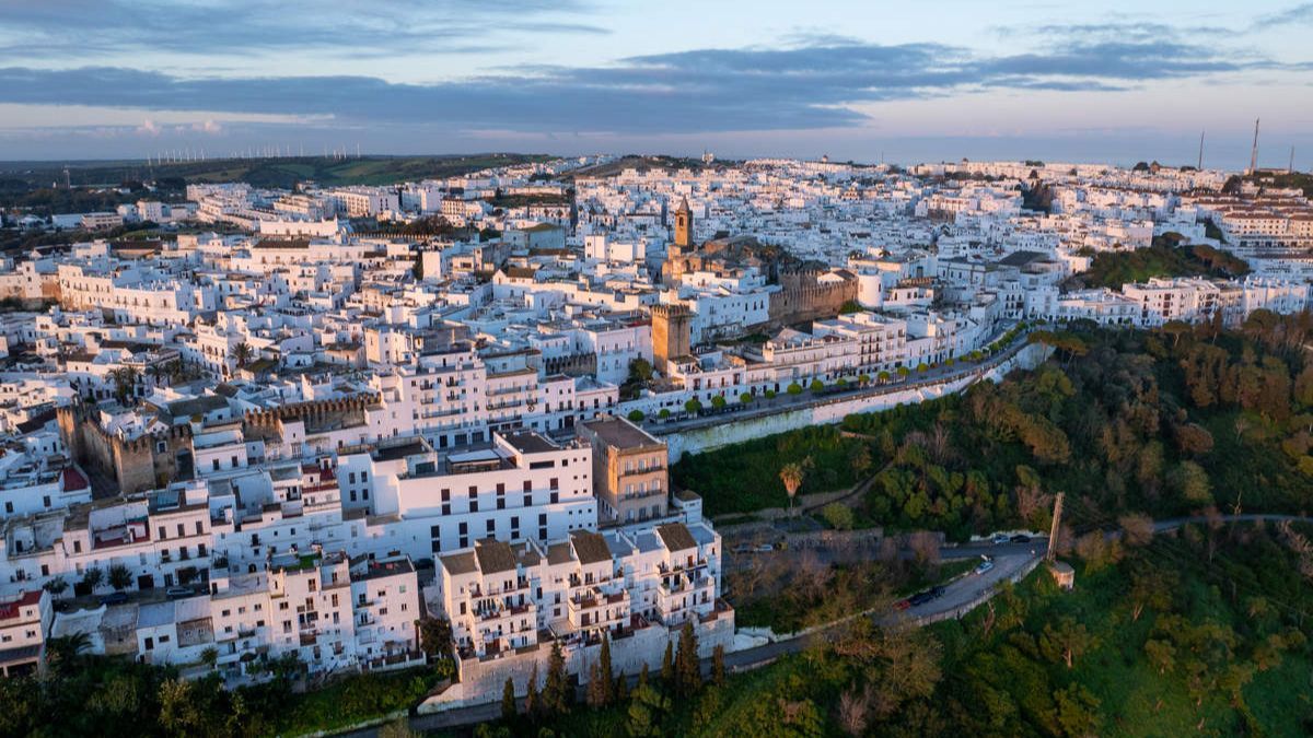 En la costa de Cádiz está ubicado el encantador pueblo de Vejer de la Frontera, uno de los más bonitos de España. En la costa de Cádiz está ubicado el encantador pueblo de Vejer de la Frontera, uno de los más bonitos de España.