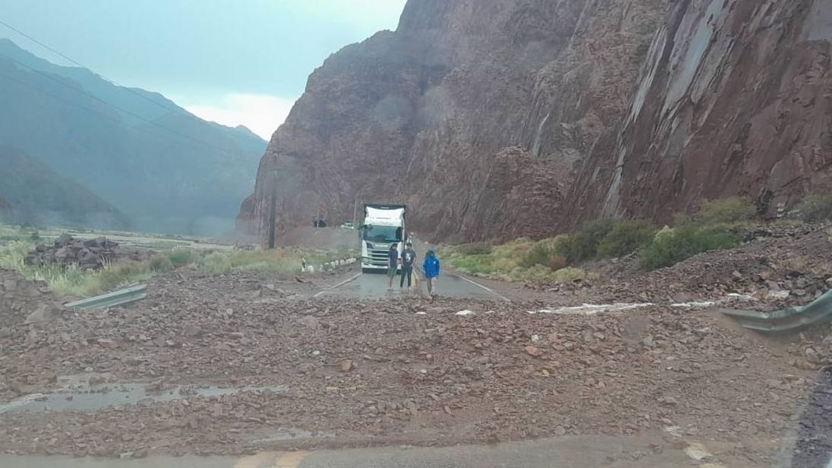 La parte de la ruta 7 que fue cubierta por material de arrastre a raíz de las precipitaciones que cayeron en Uspallata. La parte de la ruta 7 que fue cubierta por material de arrastre a raíz de las precipitaciones que cayeron en Uspallata.