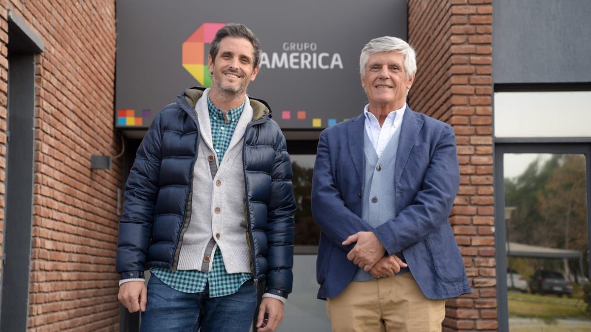 Pablo y Claudio Burgos ingresando a los estudios de Grupo América. El otro hijo del médico, Martín, también es cirujano.