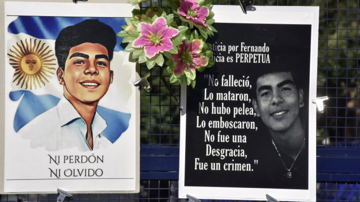 Muchos pedidos de justicia lucen en las afueras de los Tribunales de Dolores durante el juicio por el crimen de Fernando Báez Sosa