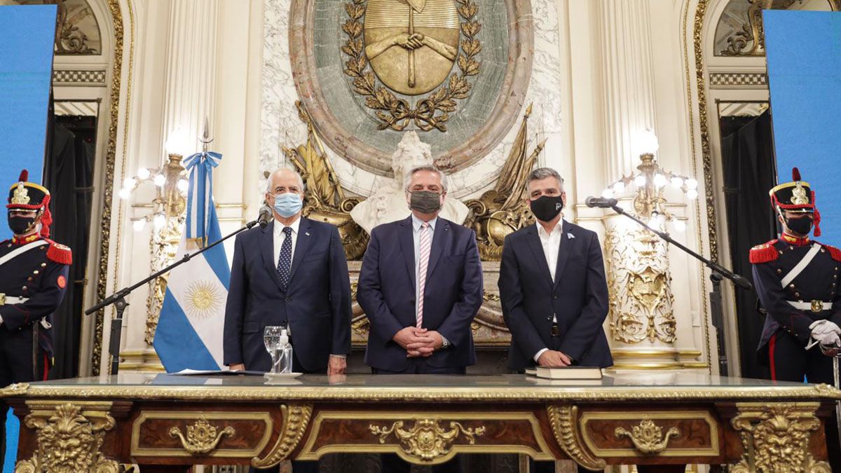 El nuevo ministro de Defensa, Jorge Taiana; el presidente Alberto Fernández y el flamente titular de Desarrollo Social, Juan Zabaleta.