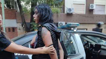 Una mujer trans se negó a un control de alcoholemia, atropelló a una policía y chocó a un patrullero