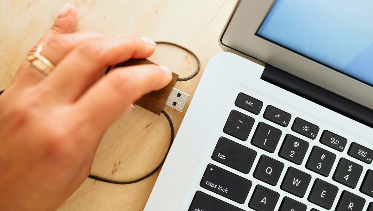 Los puertos de las computadoras son cruciales por varias razones, entre ellos por su capacidad multimedia. Los puertos de las computadoras son cruciales por varias razones, entre ellos por su capacidad multimedia.