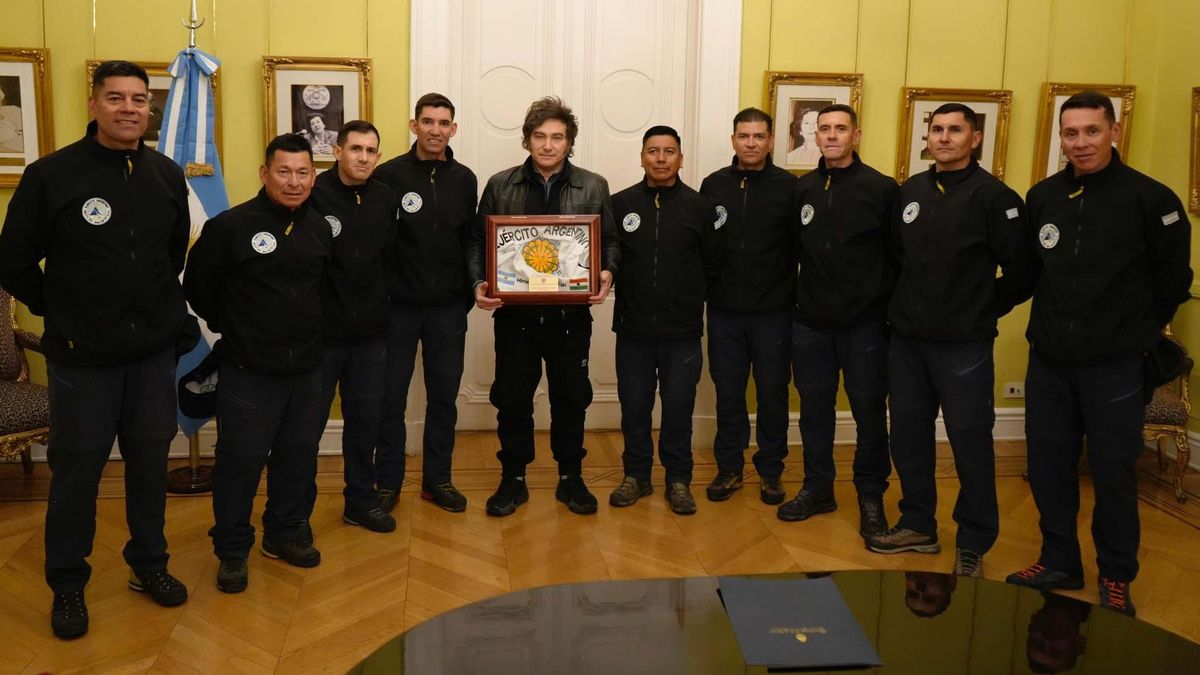 Javier Milei con los nueve militares argentinos -dos de ellos mendocinos- que hicieron cumbre en el Himalaya. Javier Milei con los nueve militares argentinos -dos de ellos mendocinos- que hicieron cumbre en el Himalaya.