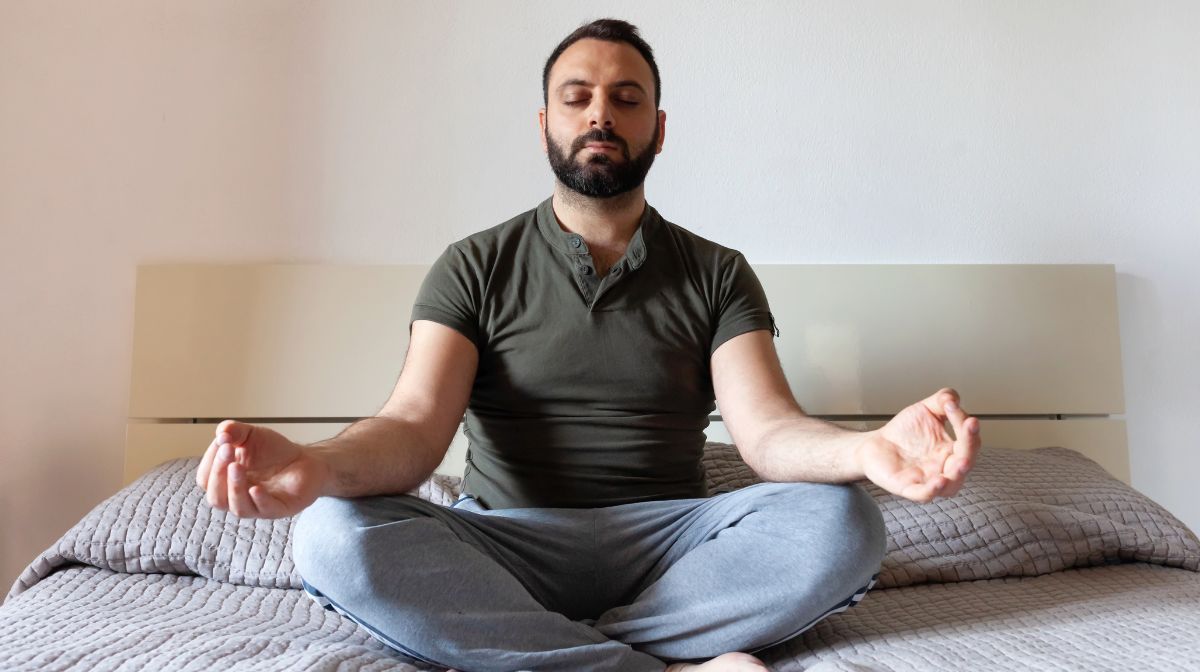 El estr&eacute;s cr&oacute;nico se convirti&oacute; en uno de los problemas m&aacute;s comunes de la vida moderna. Investigaciones muestran que la pr&aacute;ctica de la meditaci&oacute;n regular modifica la respuesta celular al estr&eacute;s.