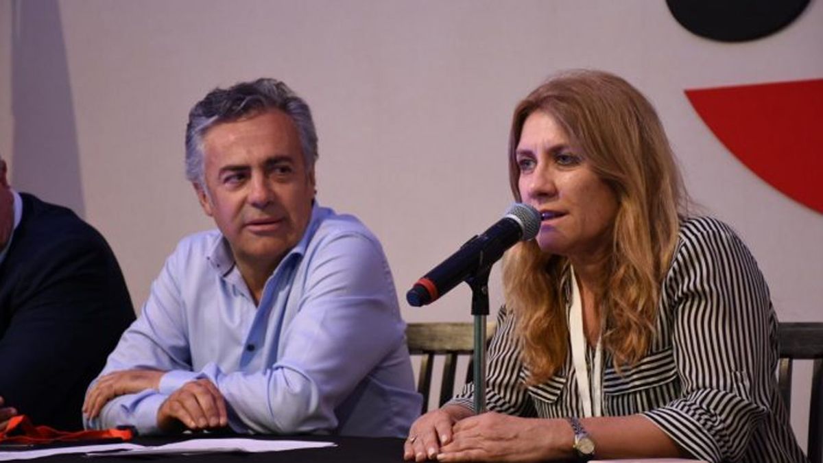 Alfredo Cornejo y Alejandra Lordén, del Comité Nacional de la UCR, firmaron el documento.