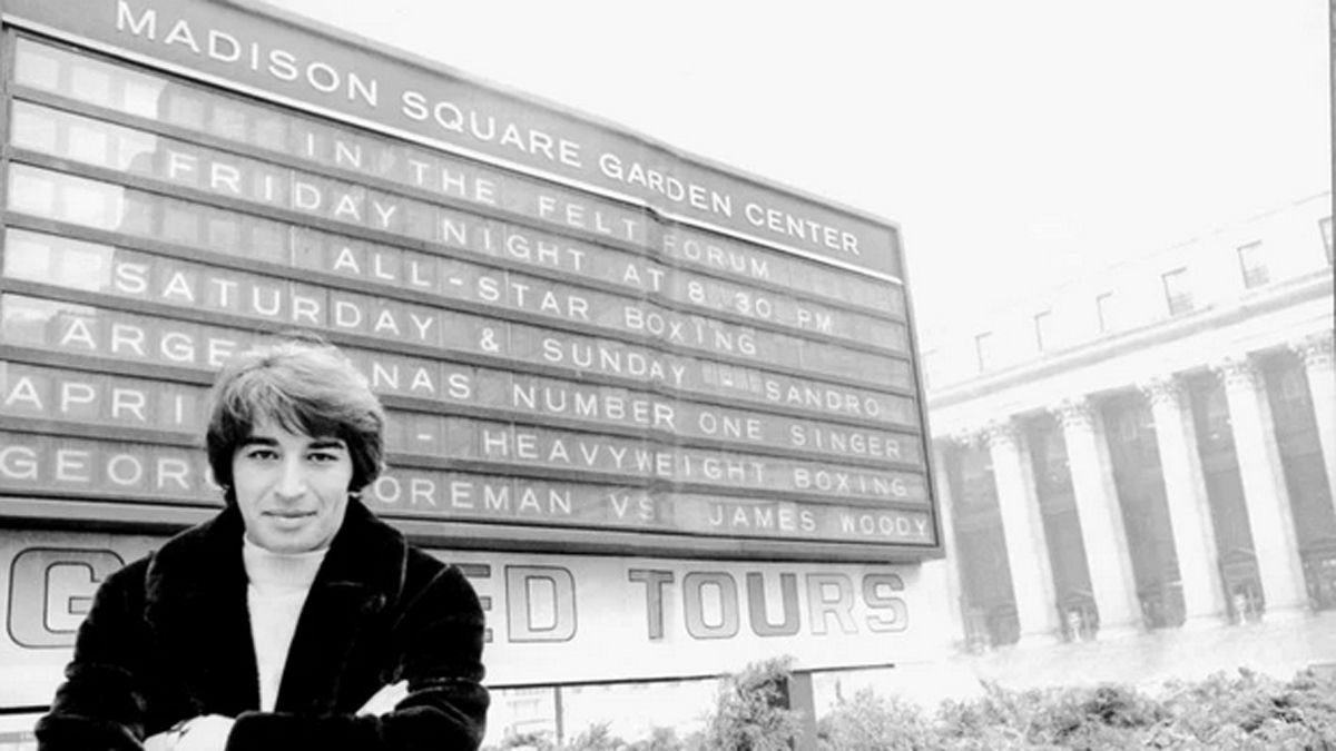 Sandro fue el primer artista latinoamericano en actuar en el mítico recinto neoyorquino.