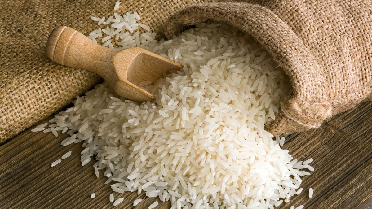Se cree que colocar arroz en recipientes en áreas específicas de la casa atrae la buena fortuna y la estabilidad económica. Se cree que colocar arroz en recipientes en áreas específicas de la casa atrae la buena fortuna y la estabilidad económica.