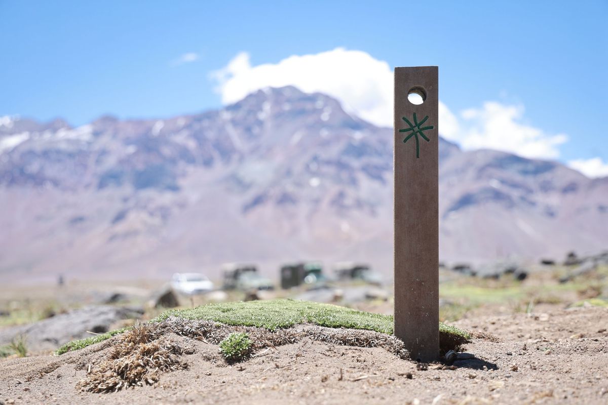 La señalética para el turismo del Sendero de Gran Recorrido de los Andes ya está instalada, de norte a sur en plena cordillera. La señalética para el turismo del Sendero de Gran Recorrido de los Andes ya está instalada, de norte a sur en plena cordillera.