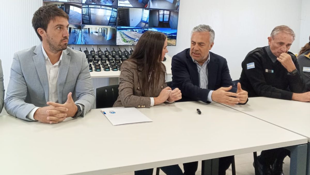 La ministra Mercedes Rus y el gobernador Alfredo Cornejo en el penal de Cacheuta, Almafuerte II. La ministra Mercedes Rus y el gobernador Alfredo Cornejo en el penal de Cacheuta, Almafuerte II.