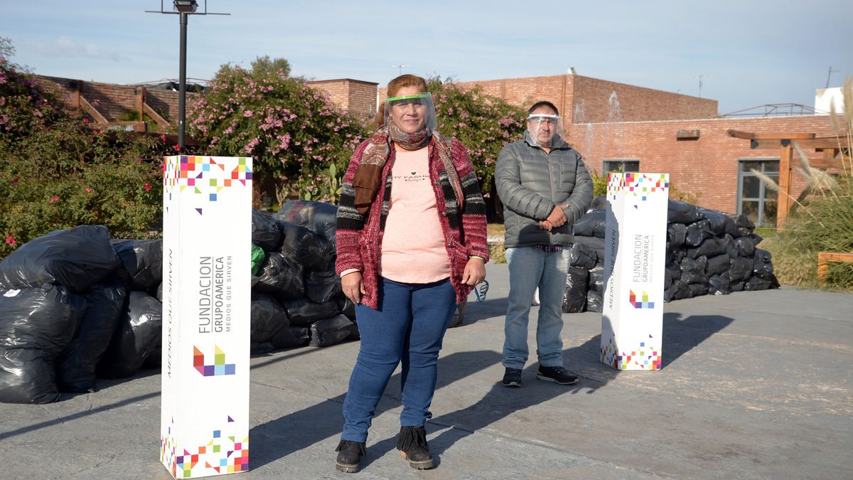 El merendero Manos Unidas, de San Martín, fue uno de los beneficiados. Aquí, Lucía Moyano y Marcos Arboit.