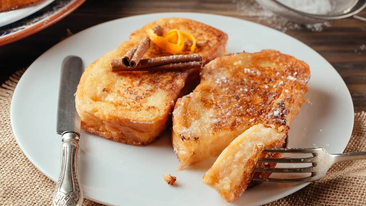 Las tostadas francesas se pueden preparar con rebanadas de pan casero o lactal empapado en una mezcla de huevos y leche aromatizada con vainilla y canela. Las tostadas francesas se pueden preparar con rebanadas de pan casero o lactal empapado en una mezcla de huevos y leche aromatizada con vainilla y canela.