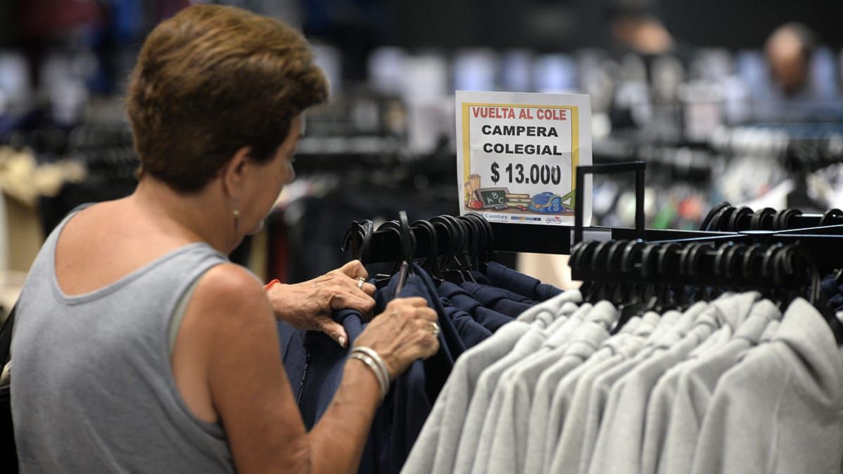 La campera escolar azul, calidad intermedia se puede conseguir en Mendoza desde los $13.000. La campera escolar azul, calidad intermedia se puede conseguir en Mendoza desde los $13.000.