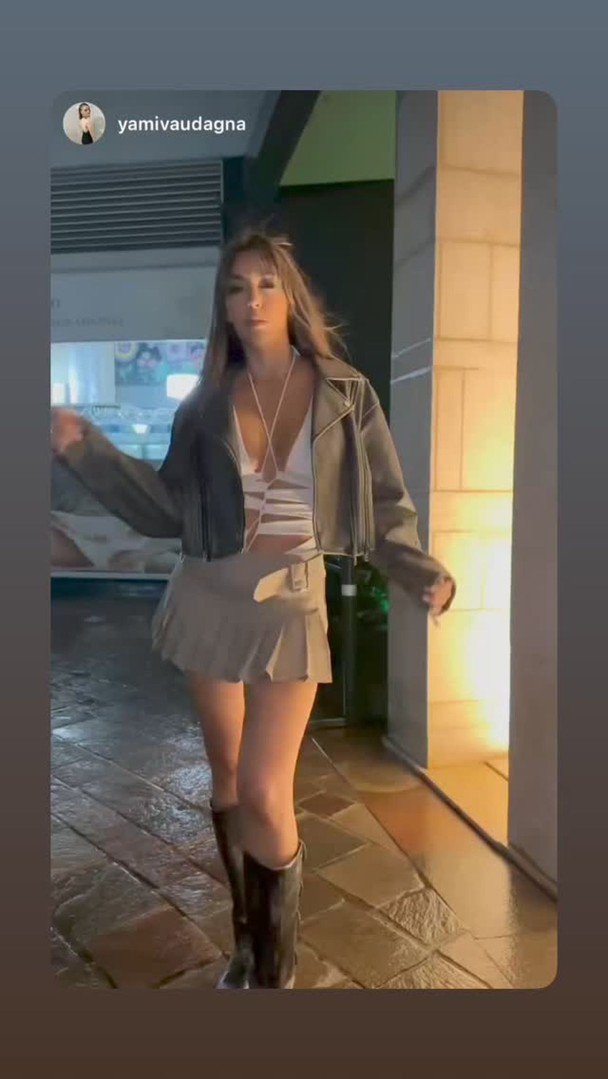 Floppy Tesouro se suma al Gossip Girl en clave mini ultra XS y paraliza el otoño. Floppy Tesouro se suma al Gossip Girl en clave mini ultra XS y paraliza el otoño.