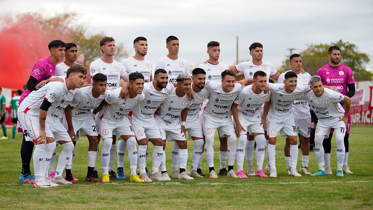 Los once de Huracán Las Heras que salieron a jugar ante Camioneros en el General San Martín. Los once de Huracán Las Heras que salieron a jugar ante Camioneros en el General San Martín.
