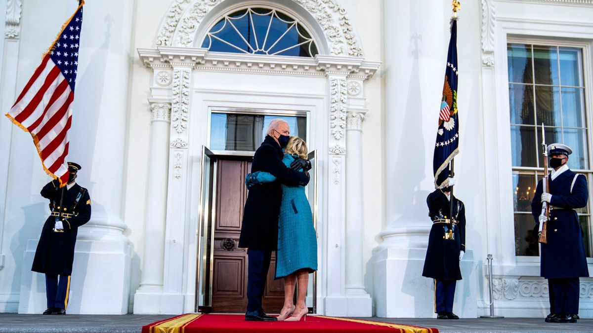 Joe Biden juró hoy como el flamante presidente de Estados Unidos ante el titular de la Corte Suprema del país, John Roberts, y asumió formalmente a los 78 años el Poder Ejecutivo durante los próximos cuatro años.