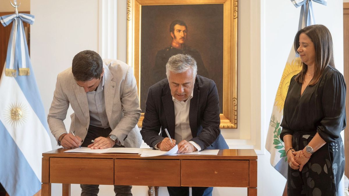 Emir Andraos y Alfredo Cornejo firman el acuerdo en Casa de Gobierno. Emir Andraos y Alfredo Cornejo firman el acuerdo en Casa de Gobierno.