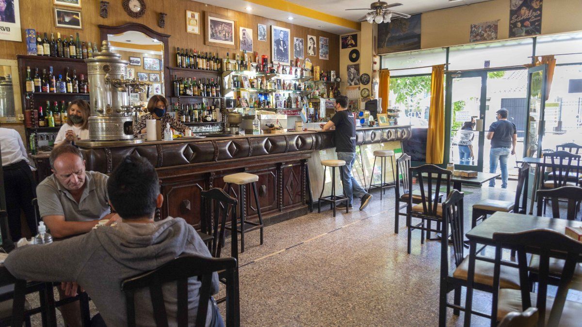 El café Sportman, de la familia Zamora, que cumplió 82 años. Fue inaugurado en la esquina de calles Paso de los Andes y Pellegrini, y tras el terremoto bajó media cuadra por Pellegrini, donde sigue con la tradición de generar un espacio de reunión para los godoycruceños de Villa Hipódromo.