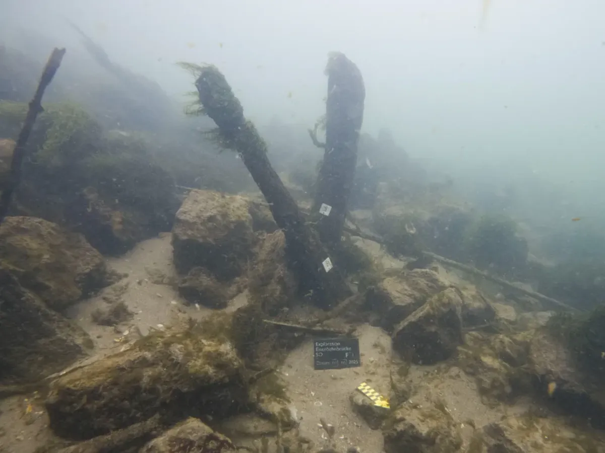 El agua impidió que el puente desapareciera completamente, y permitió este descubrimiento. El agua impidió que el puente desapareciera completamente, y permitió este descubrimiento.