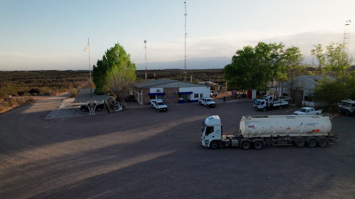 Los camiones cisterna ya cargaron el petróleo para trasladarlo del yacimiento al punto de venta de YPF, el comprador. De ahí se volcarán al oleoducto Los camiones cisterna ya cargaron el petróleo para trasladarlo del yacimiento al punto de venta de YPF, el comprador. De ahí se volcarán al oleoducto