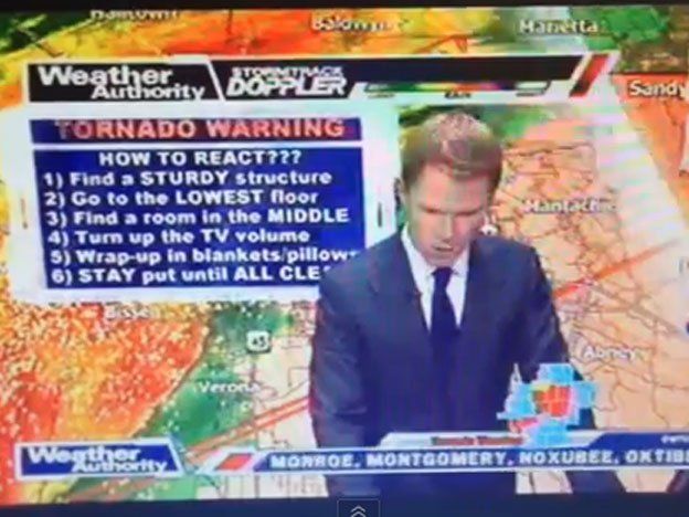 Video: un periodista salió corriendo mientras informaba en vivo acerca de un tornado