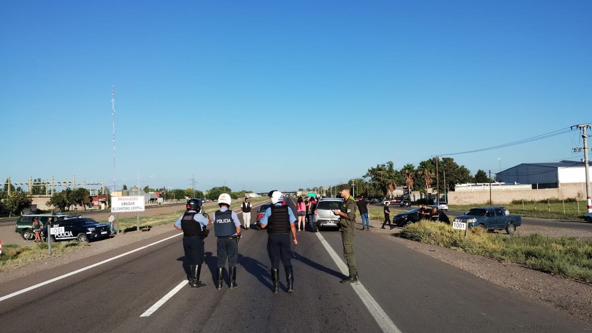 El tránsito fue cortado y los vehículos desviados para seguir hacia el Oeste por otra ruta. El tránsito fue cortado y los vehículos desviados para seguir hacia el Oeste por otra ruta.