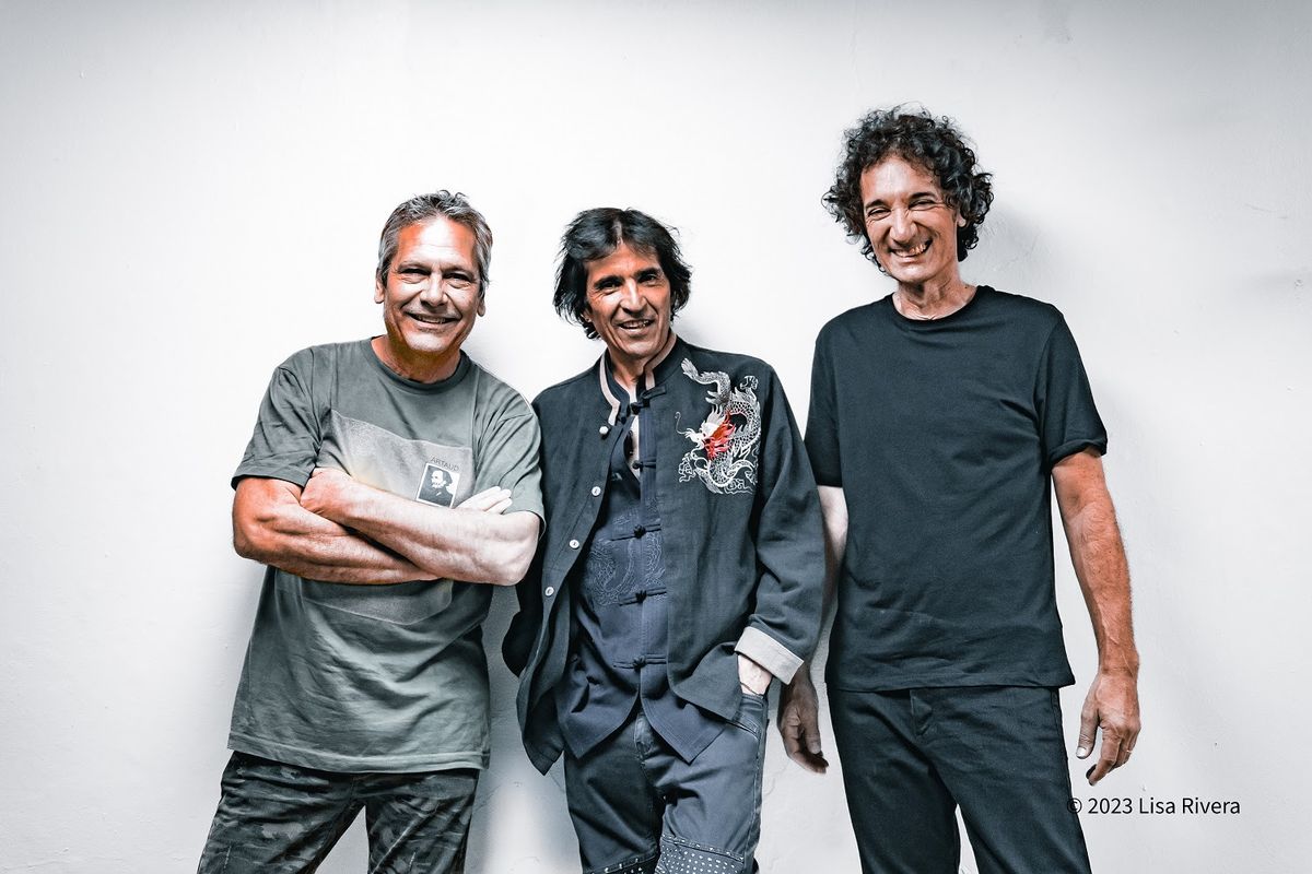 El batero Jota Morelli volvió a formar parte de los Enanos que hoy lidera Felipe Staiti y completa el bajista Guillermo Vadalá. El batero Jota Morelli volvió a formar parte de los Enanos que hoy lidera Felipe Staiti y completa el bajista Guillermo Vadalá.