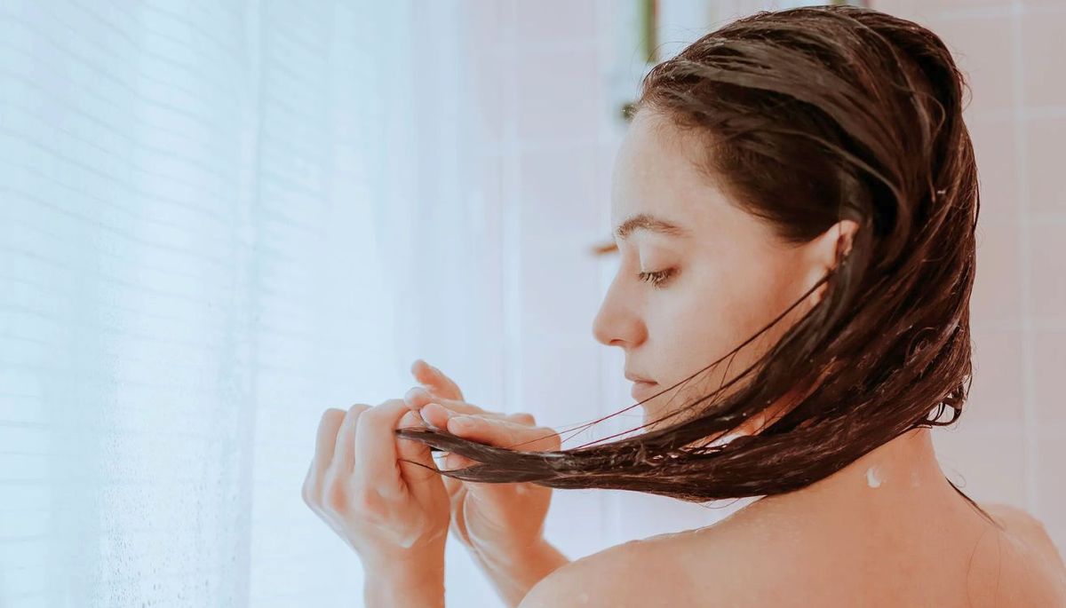 Te explicamos qué hace el acondicionador en tu cabello. Imagen: Cosmopolitan