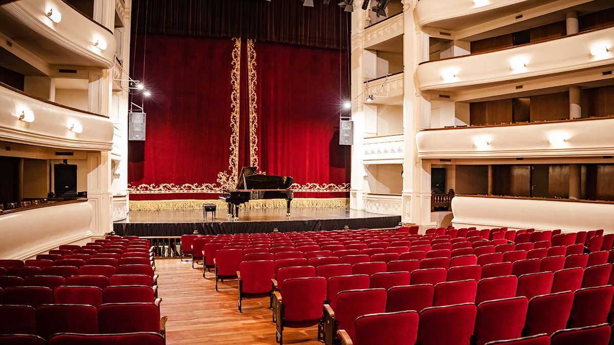 El teatro Independencia más allá del show: circo, velorio, política e incendio para la resurrección