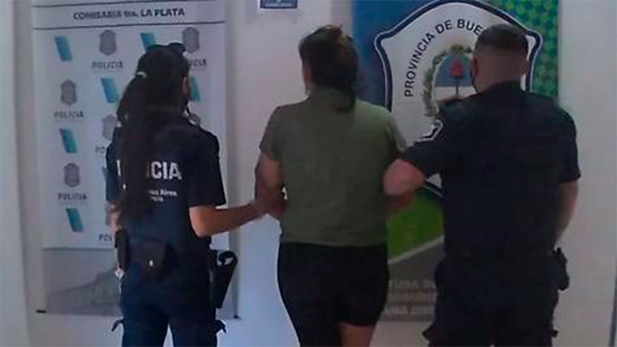 Cuando los oficiales logran reducirla le encontraron en la mochila un revolver calibre 22.