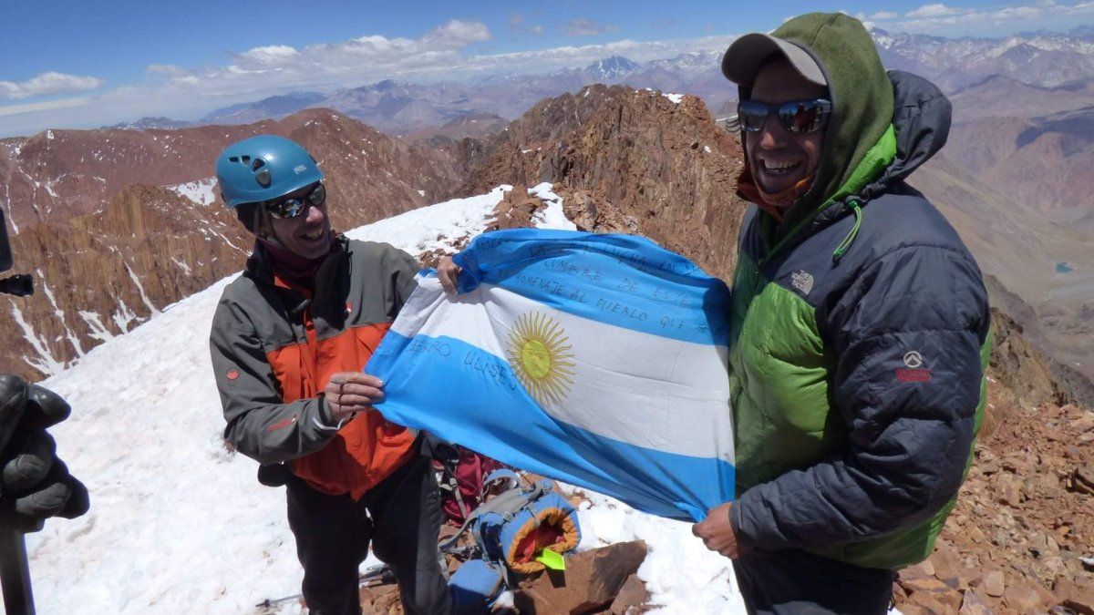 ¡En la cumbre! los siete montañistas mendocinos lograron la cumbre de un cerro de más de 5.000msnm en el cordón del Portillo y realizaron un gran homenaje al único integrante con vida de la primera expedición a esa cumbre, en 1955.