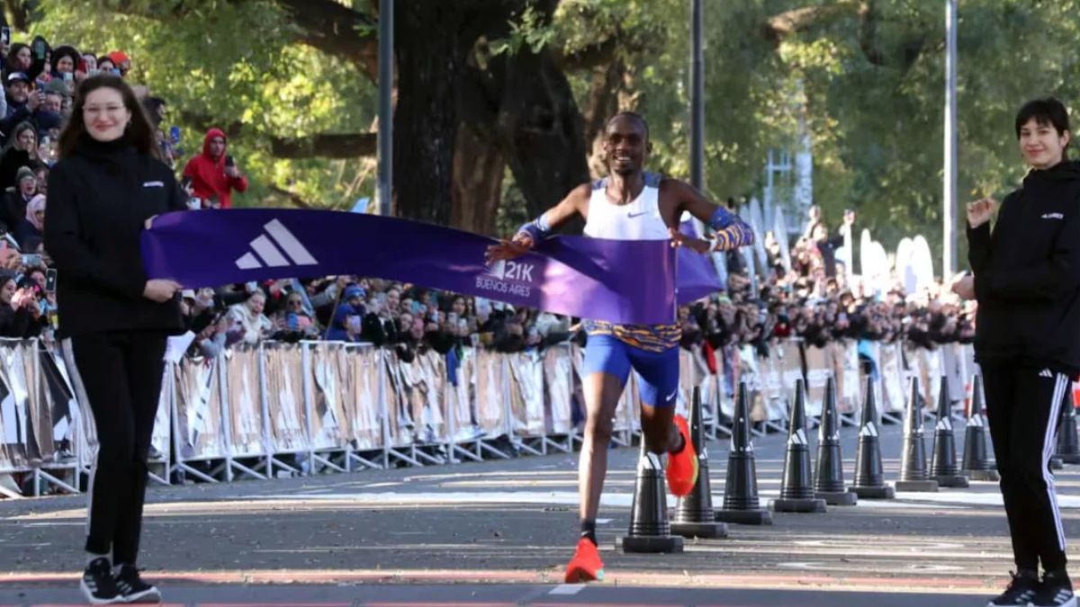 El ugandés Jacob Kiplimo ganó la Media maratón de Buenos Aires mejorando la marca anterior de una competencia que también fue récord en cantidad de inscriptos.
