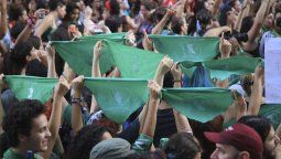Miles de mujeres se unen en un pañuelazo federal por la legalización del aborto