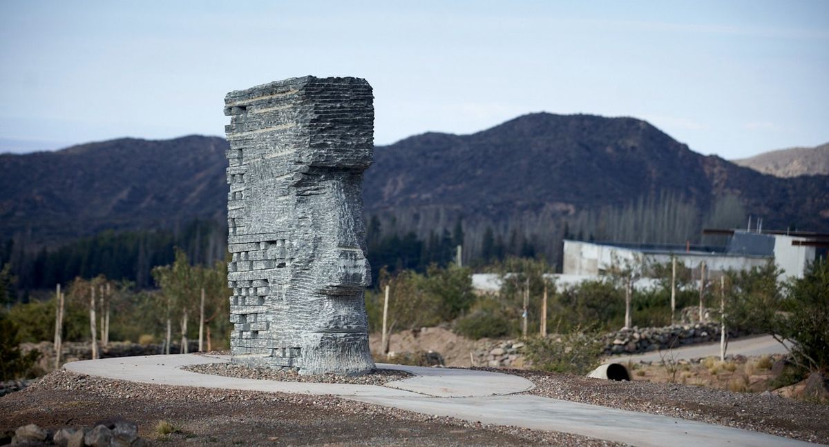 Obra del escultor Tachuela (José Delía) en el Rincón del Indio, Puesto San Isidro, Mendoza, Argentina. Obra del escultor Tachuela (José Delía) en el Rincón del Indio, Puesto San Isidro, Mendoza, Argentina.
