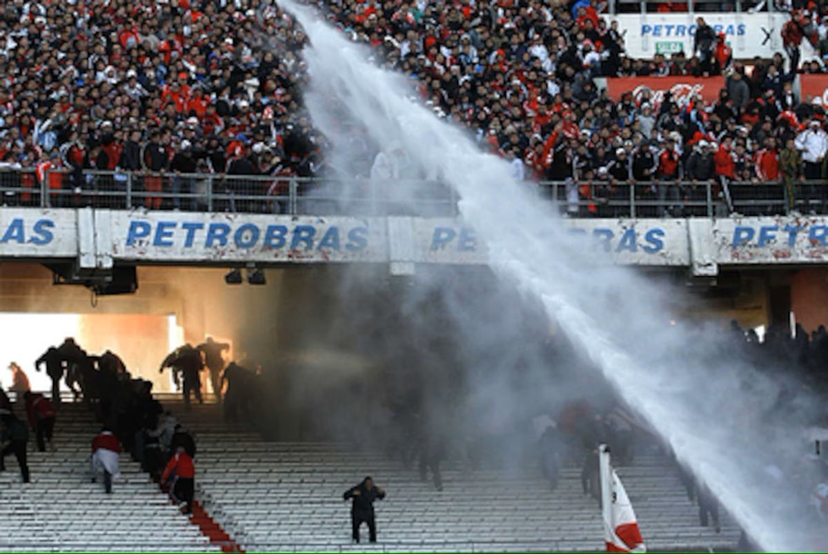 Los hinchas se descargaron con las instalaciones del Antonio Vespucio Liberti.