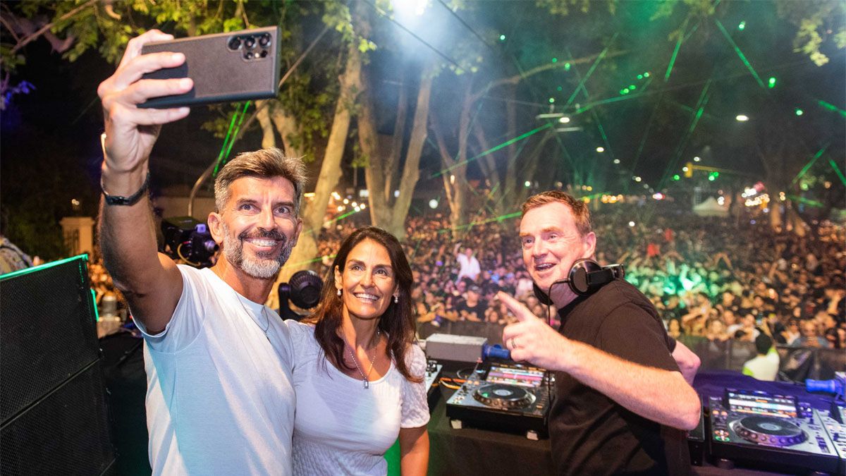 El intendente de Capital, Ulpiano Suarez, junto a su pareja en el escenario con el Dj inglés Nick Warren.