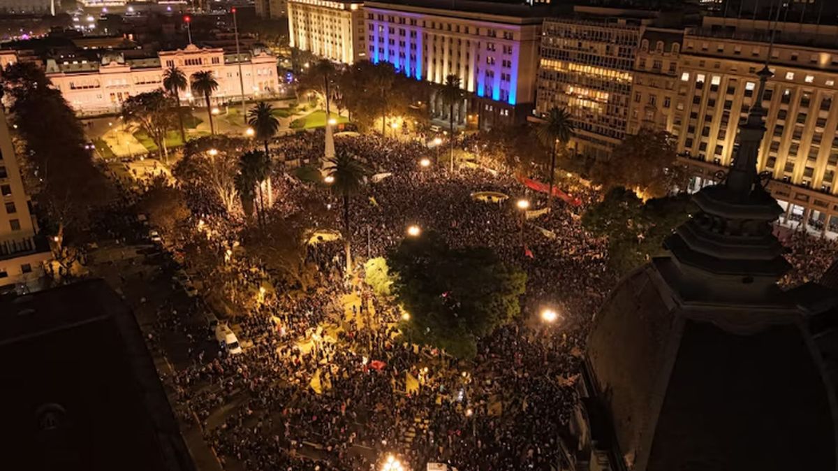 En Plaza de Mayo se autoconvocaron miles de fanáticos de Solari. En Plaza de Mayo se autoconvocaron miles de fanáticos de Solari.