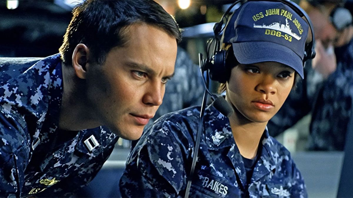 Alexander Skargard y Rihanna forman parte del ejército estadounidense en esta película de Netflix. Alexander Skargard y Rihanna forman parte del ejército estadounidense en esta película de Netflix.