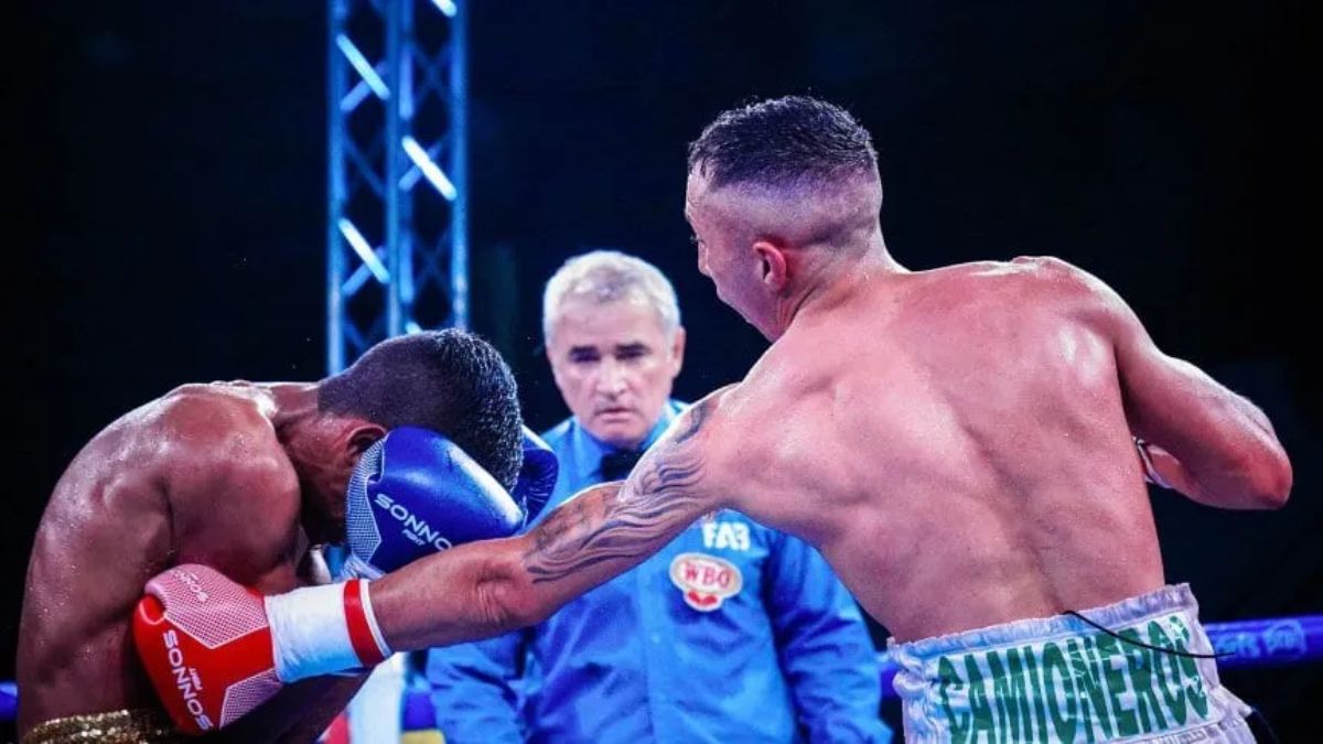 Gancho al hígado de Maidana y lo sufre el venezolano Juárez. Gancho al hígado de Maidana y lo sufre el venezolano Juárez.