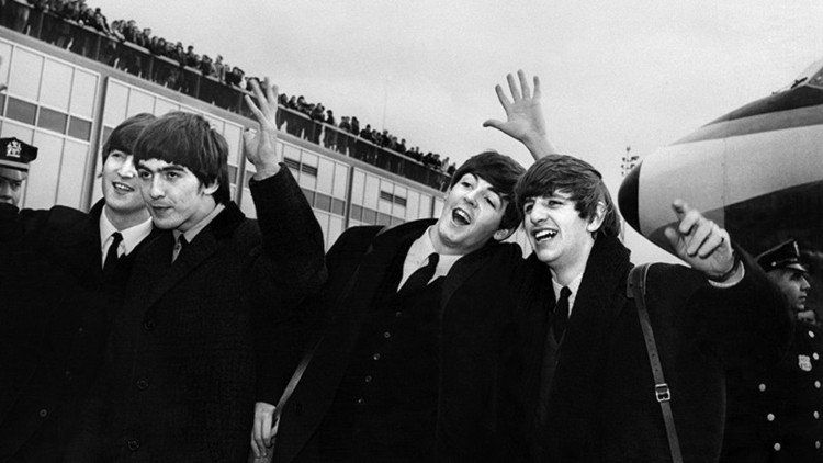 Hallaron una carta de John Lennon a la reina Isabel II
