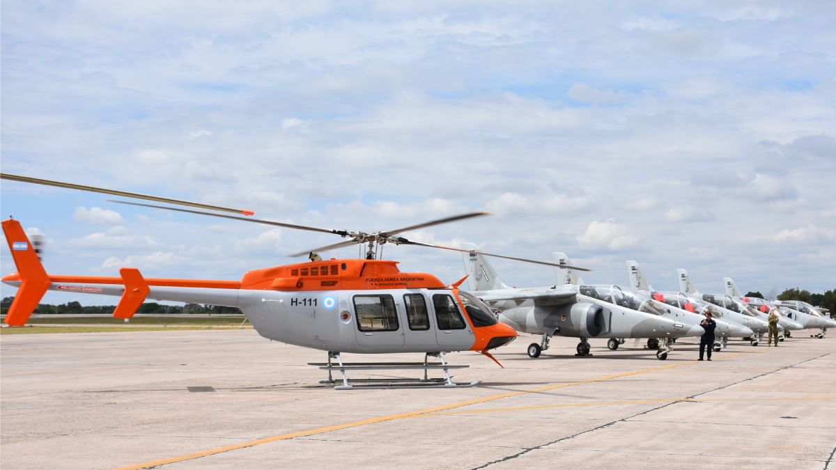 El Bell con matrícula H-111 posó en la pista junto a los aviones de entrenamiento y cazas livianos IA-63 Pampa. El Bell con matrícula H-111 posó en la pista junto a los aviones de entrenamiento y cazas livianos IA-63 Pampa.