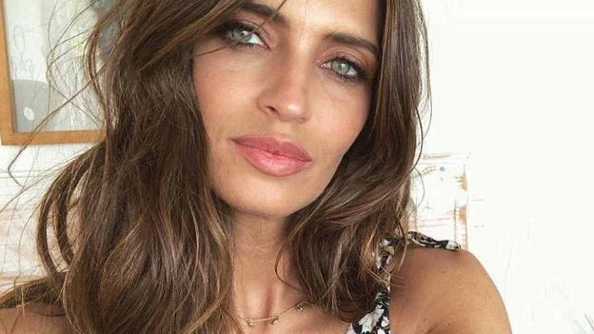 Sara Carbonero lució la túnica con transparencias tendencia de la temporada y la llevó a otro nivel.