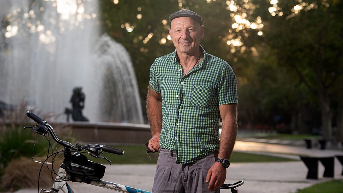 El Pelado Kemelmajer eligió para hablar de su película, el lugar que usó hace más de 10 años para reunir a quienes le dieron forma al filme: la Fuente de los Continentes, en el Parque.