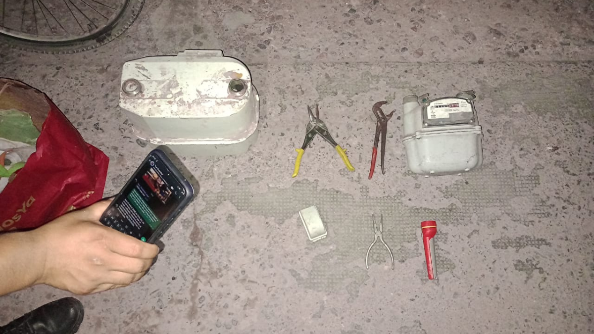 El hombre de 46 años fue detenido y se secuestraron dos medidores de gas, una linterna y tres pinzas. El hombre de 46 años fue detenido y se secuestraron dos medidores de gas, una linterna y tres pinzas.