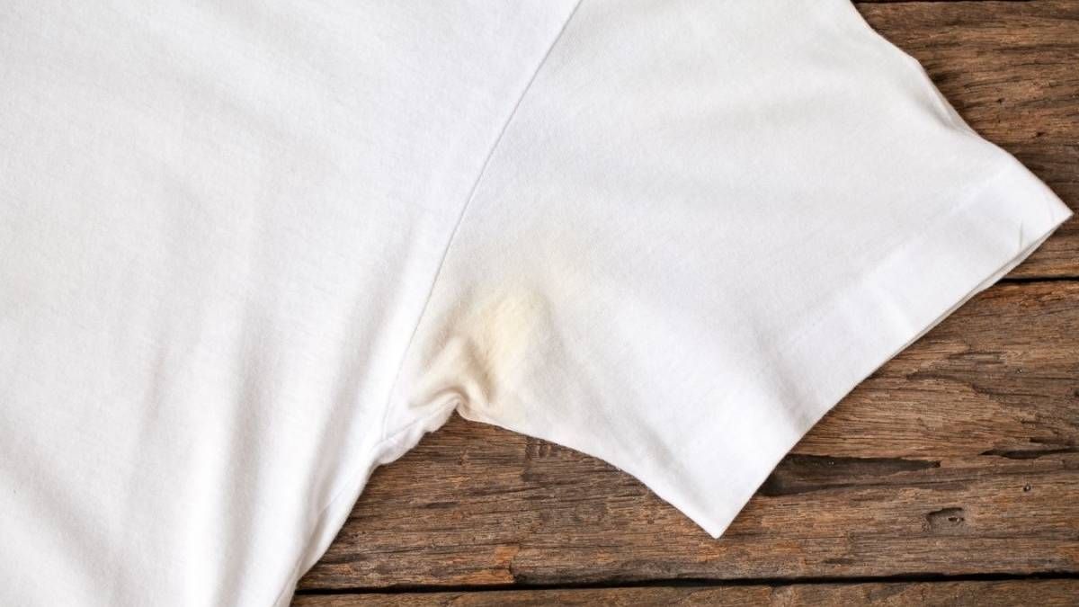 Nada de jabón: por esto conviene lavar la ropa manchada con agua oxigenada