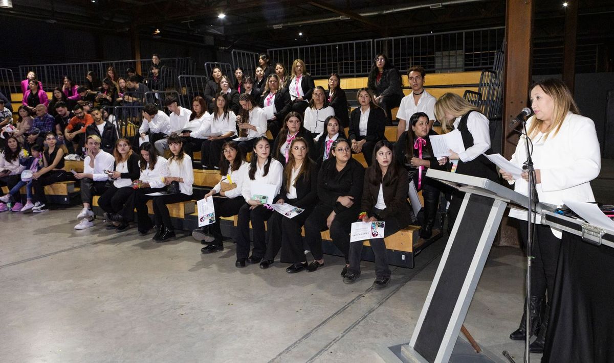 Hubo entrega de becas y reconocimientos de la Academia Amelie. Hubo entrega de becas y reconocimientos de la Academia Amelie.