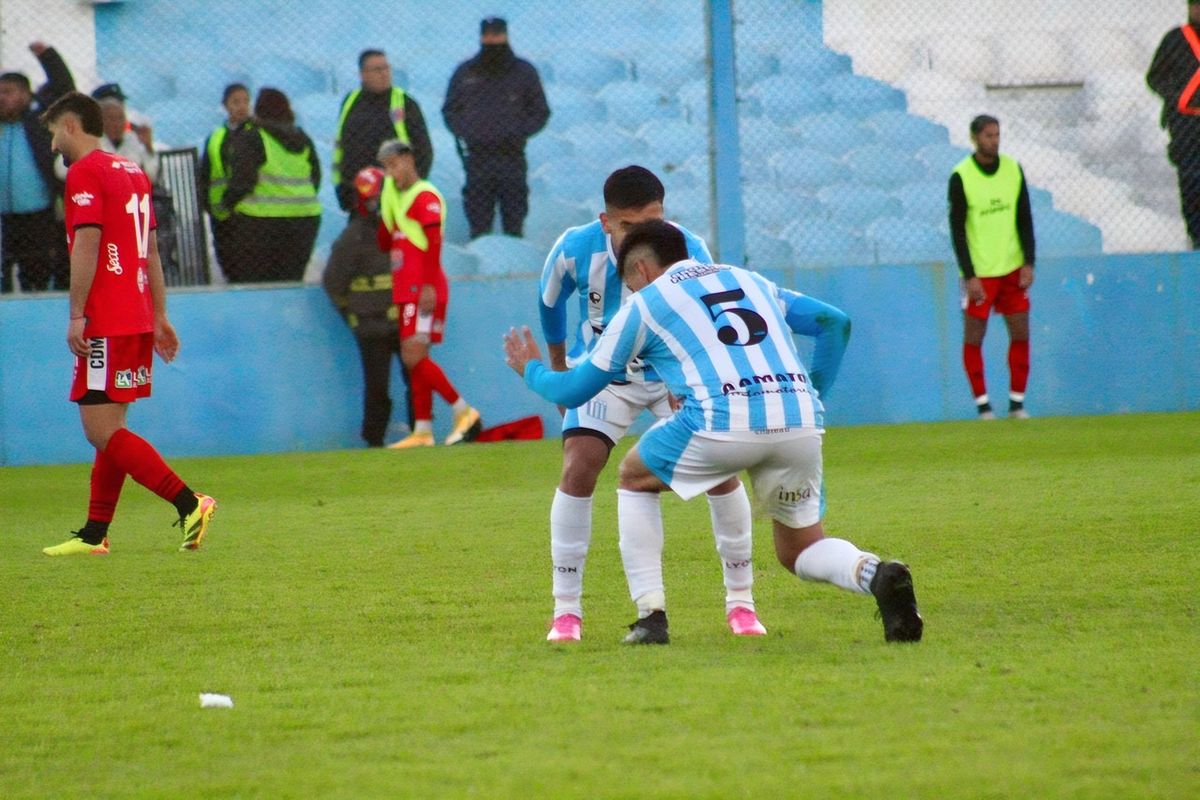 Abel Bustos convirtió un golazo desde afuera del área y selló la victoria de Racing de Córdoba ante el Deportivo Maipú. Abel Bustos convirtió un golazo desde afuera del área y selló la victoria de Racing de Córdoba ante el Deportivo Maipú.