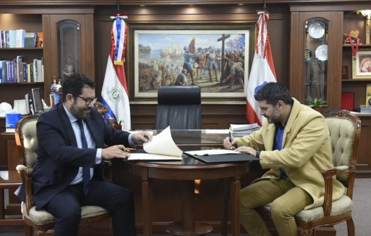 El intendente de Asunción de Uruguay, Oscar Rodríguez, y por la ALF Jorge Brown Cortina suscribieron el convenio para la organización de la cumbre.