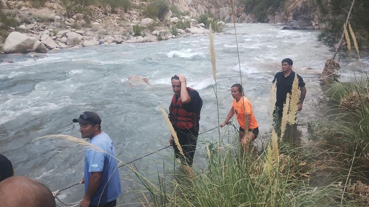 Con un sistema de cuerdas y chalecos salvavidas los Bomberos rescataron a las víctimas. Con un sistema de cuerdas y chalecos salvavidas los Bomberos rescataron a las víctimas.